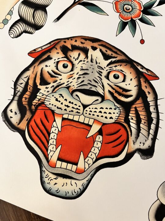 Lámina de flash pintada a mano: cabeza de tigre rugiendo en ocre, rojo y negro sobre papel blanco.