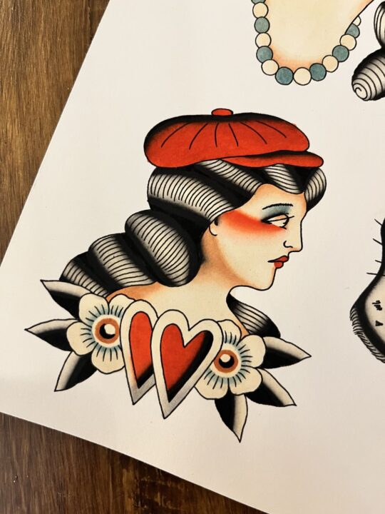 Lámina de flash pintada a mano: perfil de mujer con boina roja sobre dos corazones y flores.