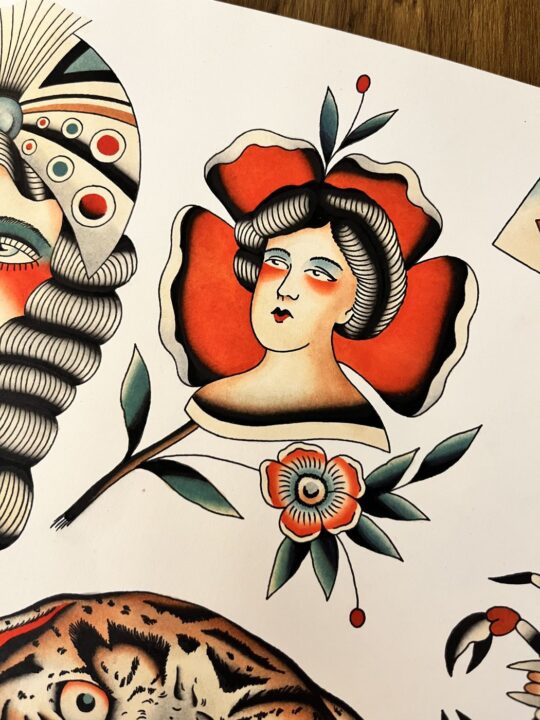 Lámina de flash pintada a mano: busto de mujer dentro de una amapola roja con hojas verdes.