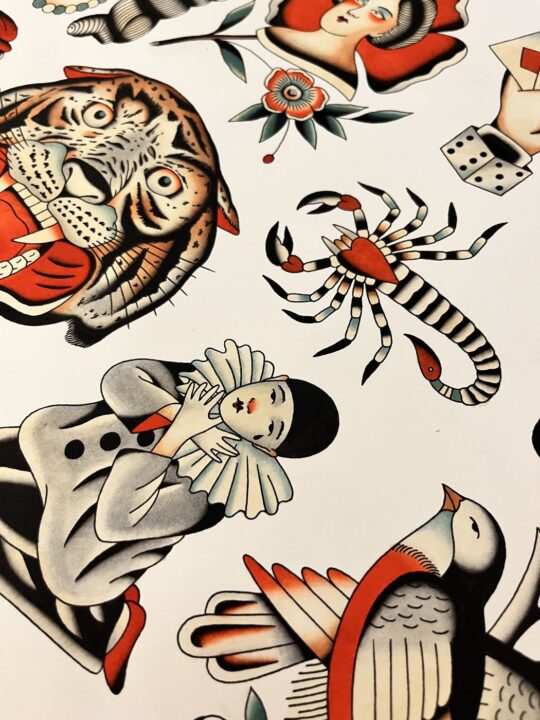 Hoja de flash pintada a mano con tigre, escorpión, pierrot y pájaro repartidos por el papel.