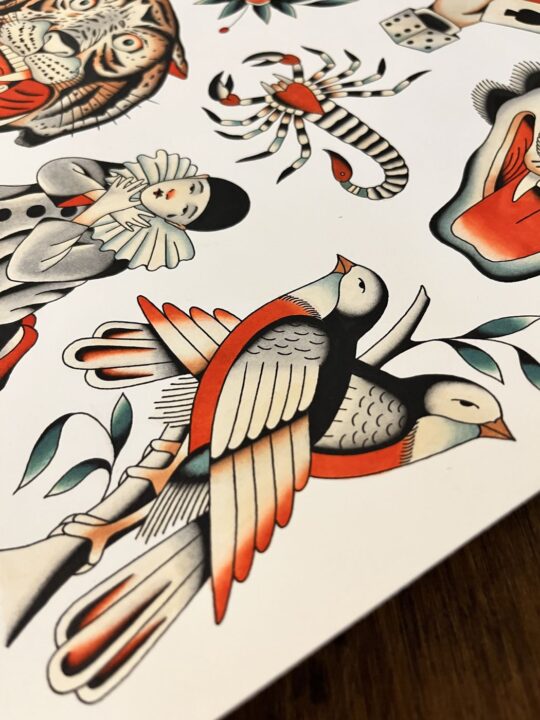 Lámina de flash pintada a mano: dos pájaros de pecho rojo en vuelo, con hojas verdes al fondo.