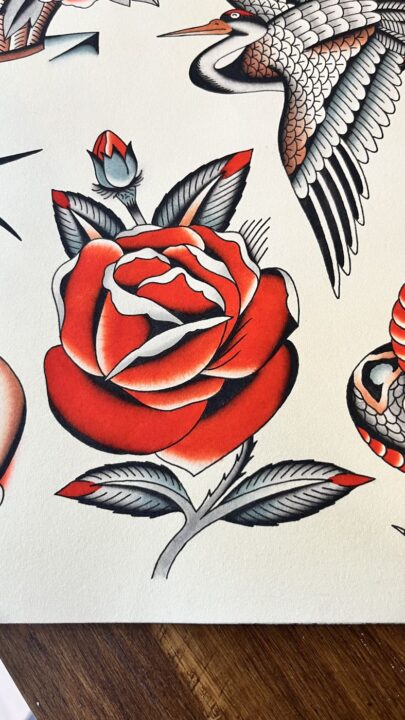 Lámina de flash pintada a mano: rosa roja abierta con capullo y hojas grises.