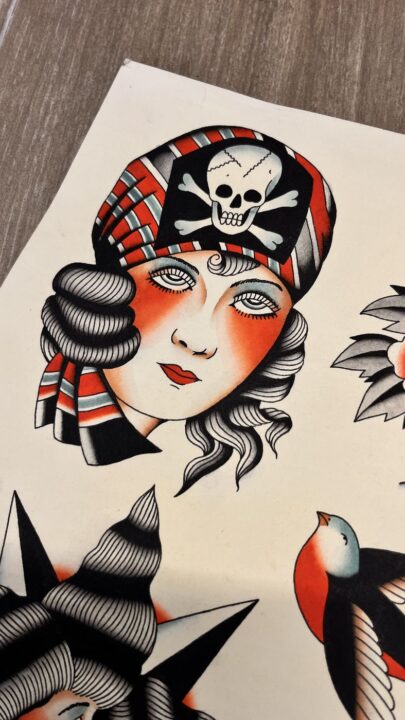 Lámina de flash pintada a mano: mujer con chistera de rayas y calavera pirata en la cinta.