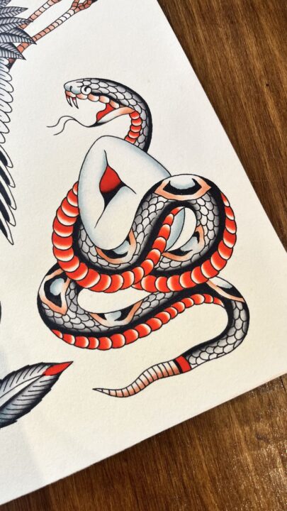 Lámina de flash pintada a mano: serpiente enroscada de vientre rojo con la lengua fuera.